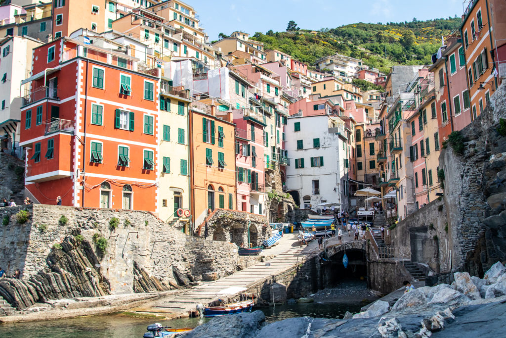 things to do in cinque terre: riomaggiore harbour