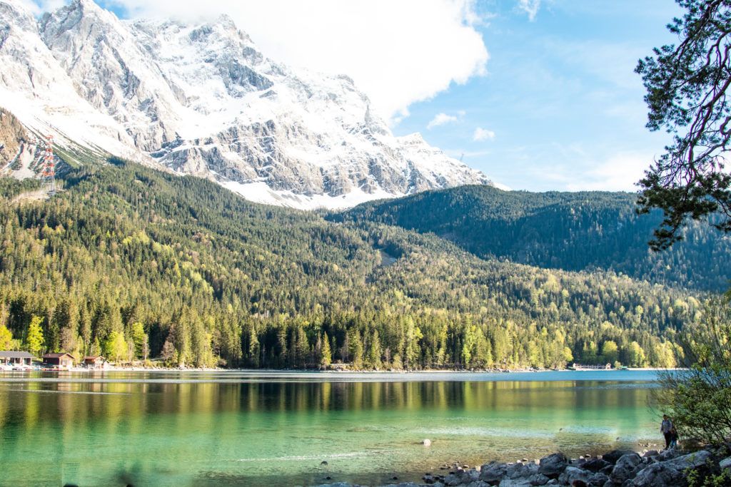 travel guide to Garmisch-Partenkirchen: Eibsee with the mountains in the background