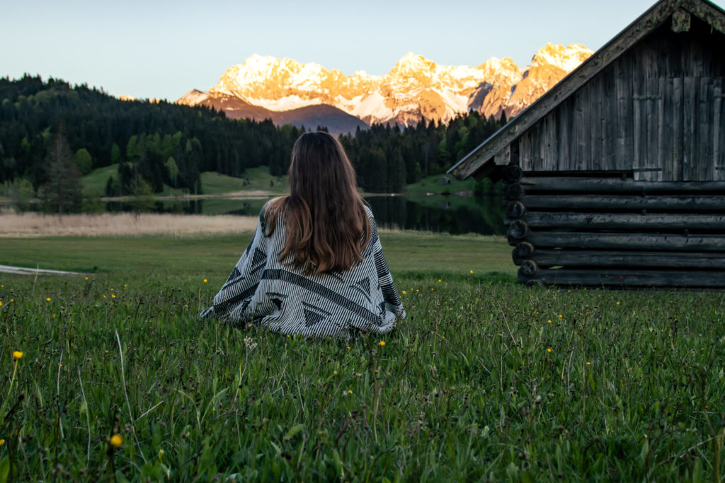 Travel Guide to Garmisch-Partenkirchen: Lake geroldsee in the evening