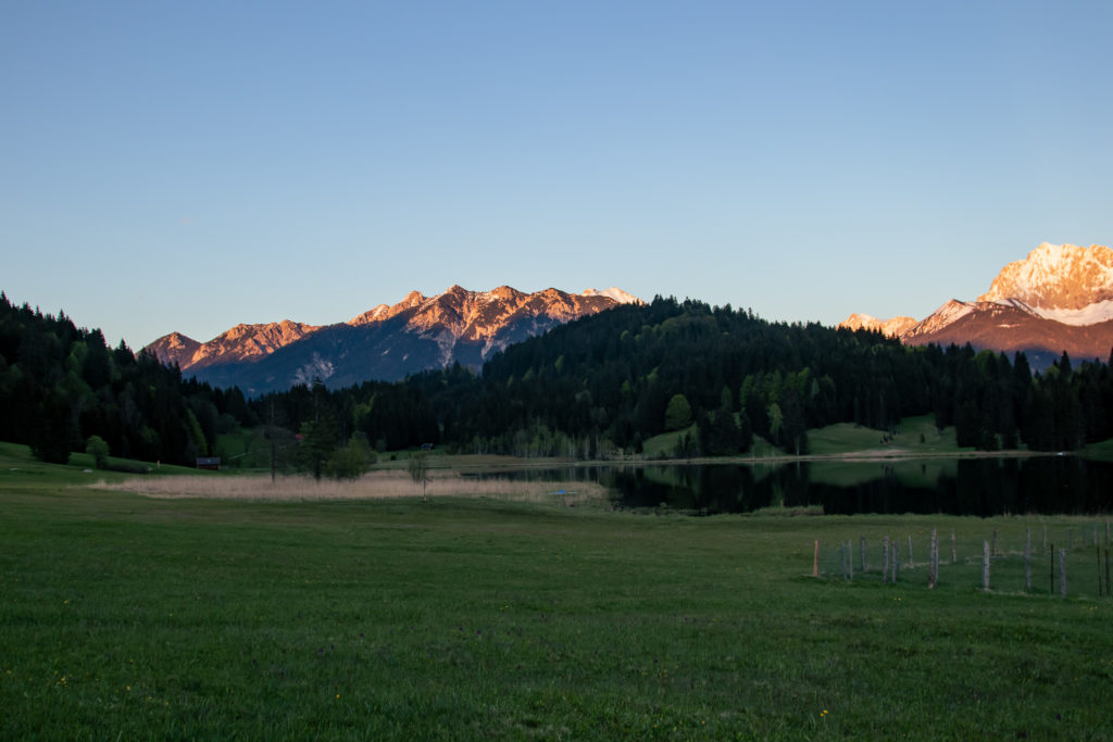 Travel guide to Garmisch-Partenkirchen: Lake geroldsee at sunset