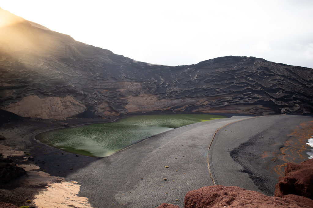 the best things to do in Lanzarote: el lago verde (green lake on volcanic beach)